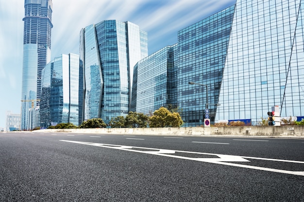 道路の横にある近代的な建物