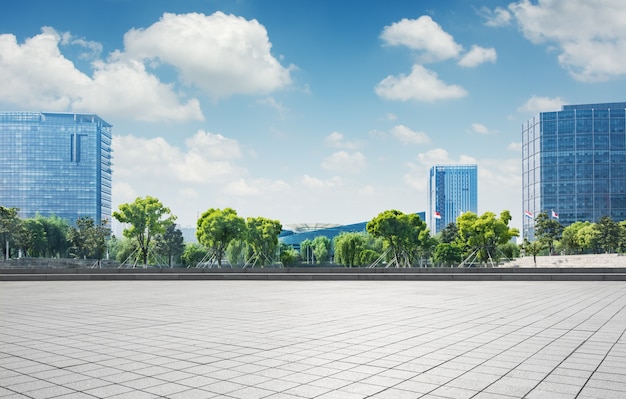 Free photo modern business building with glass wall from empty floor