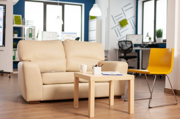 편안한 소파와 주황색 의자가 있는 현대적인 비즈니스 휴식 공간