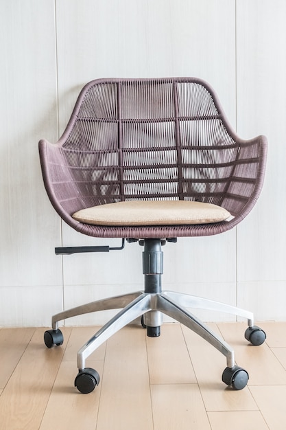 Современный стул сделан из плетеной