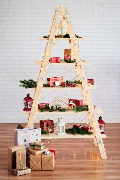 Free photo modern christmas tree with toys and presents