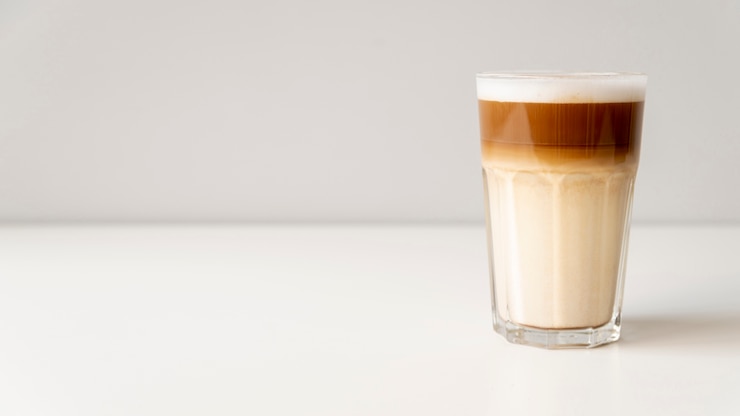 無料Photo コピースペース付きのモダンなコーヒーグラス