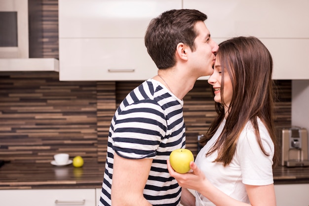 Free photo modern couple in kitchen