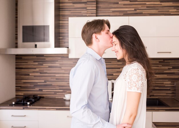 Free photo modern couple in kitchen