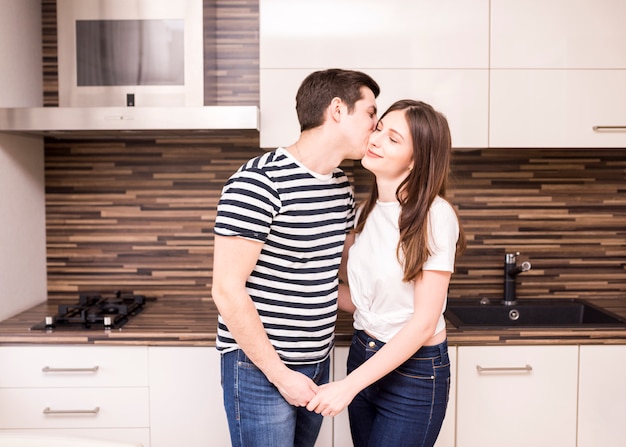 Free photo modern couple in kitchen