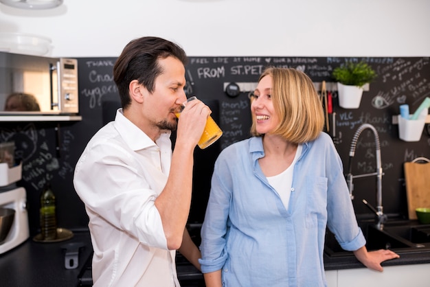 Free photo modern couple in kitchen