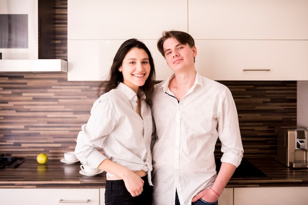 Free photo modern couple in kitchen