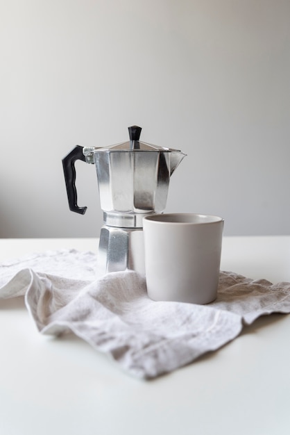 現代的なコーヒーマシンとカップのデザイン