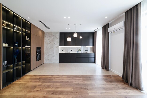 Современный дизайн интерьера черной кухни в стиле лофт