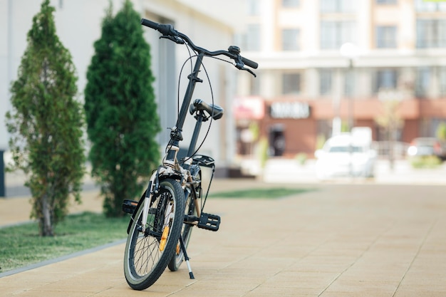 Foto gratuita moderna bicicletta ecologica all'aperto