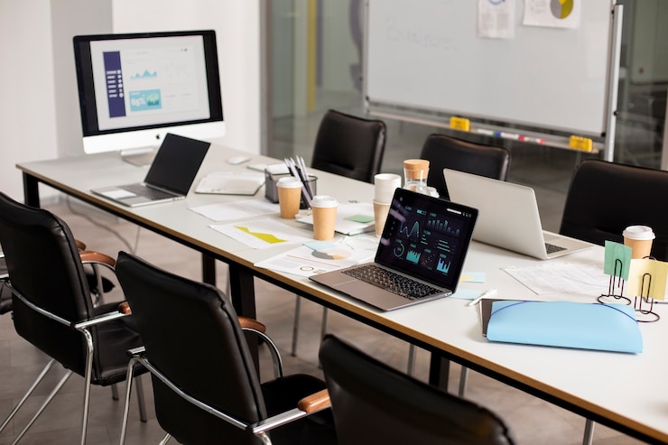 Free Photo modern and equipped computer lab