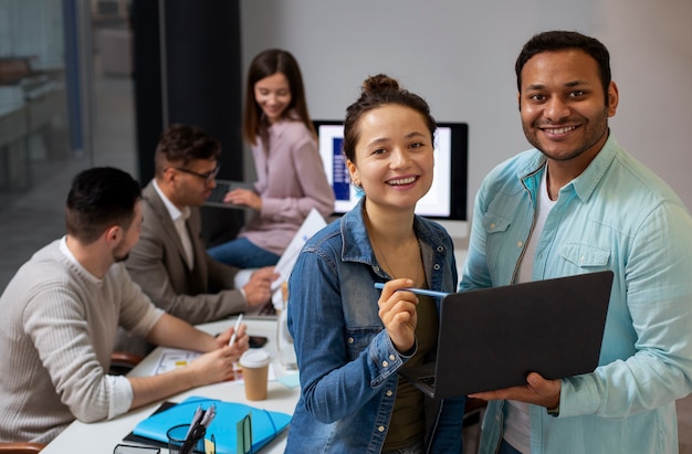 Foto gratuita laboratorio informatico moderno e attrezzato