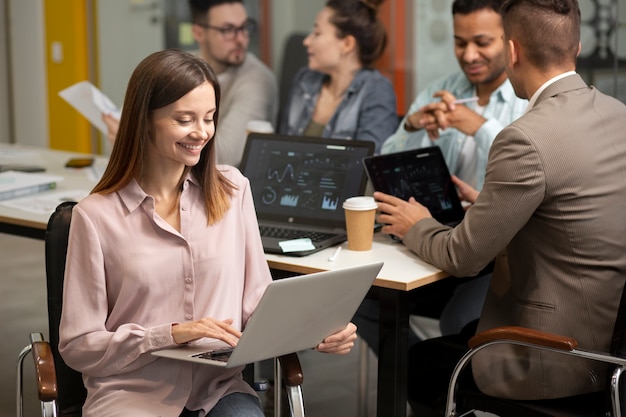 Foto gratuita laboratorio informatico moderno e attrezzato