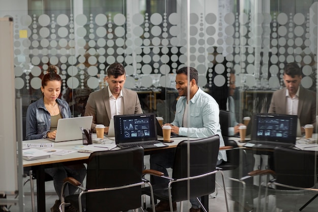 Foto gratuita laboratorio informatico moderno e attrezzato