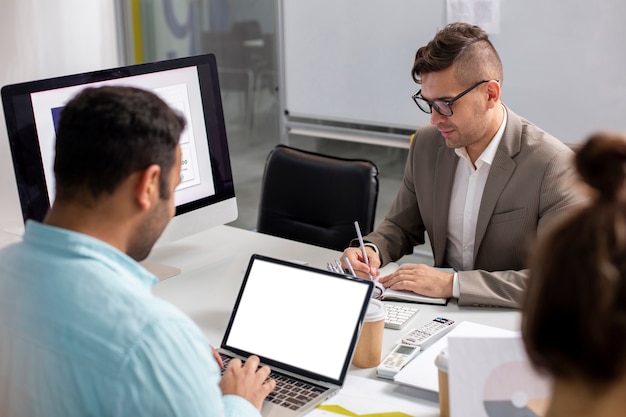 Foto gratuita laboratorio informatico moderno e attrezzato