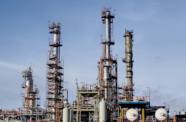 Foto gratuita fabbrica moderna in una zona industriale sotto un cielo blu