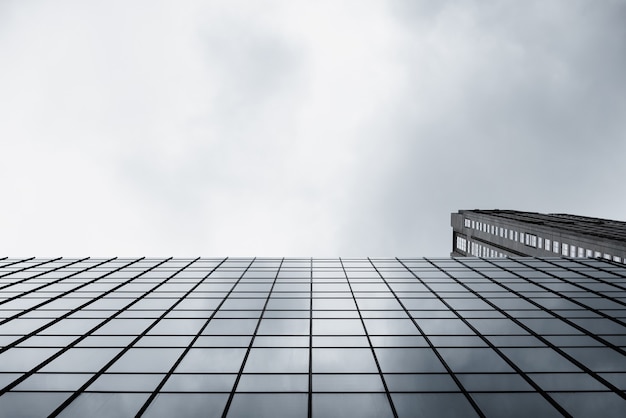 Foto gratuita edificio moderno in vetro vista dal basso