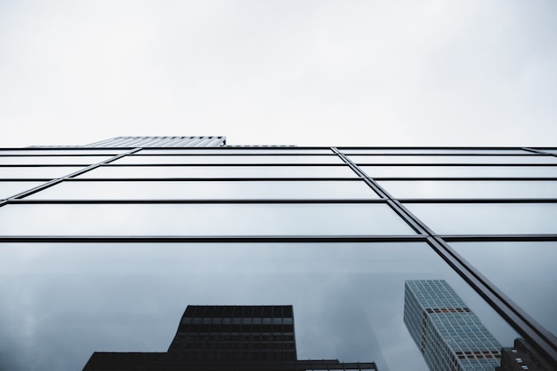 Foto gratuita edificio moderno in vetro con riflessi