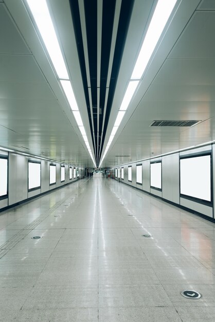 Современный коридор аэропорта или станции метро с пустыми рекламными щитами