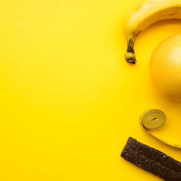 Foto gratuita moderna composizione del cibo sano