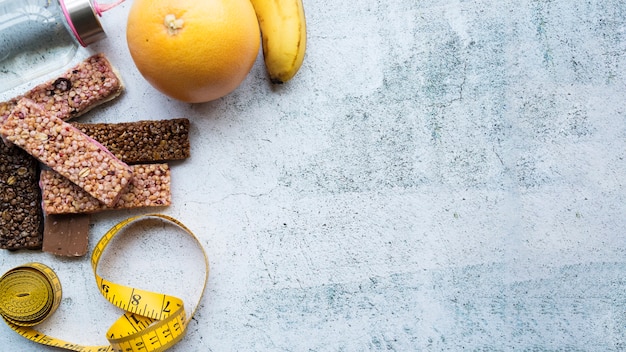 Foto gratuita moderna composizione del cibo sano