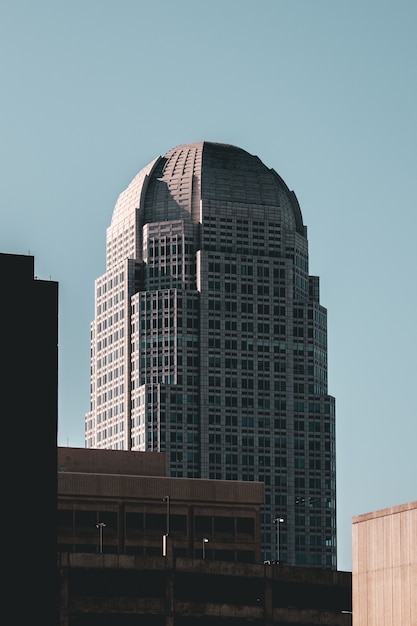 Foto gratuita alto edificio moderno che tocca il cielo