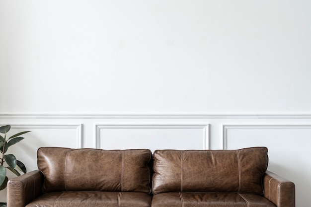 Бесплатное фото Интерьер гостиной в современном индустриальном стиле класса люкс с кожаным диваном и комнатным растением