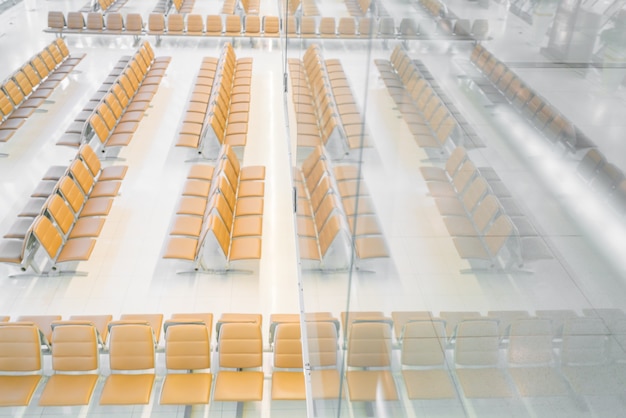 Foto gratuita interno moderno dell'aula di attesa dell'aeroporto.