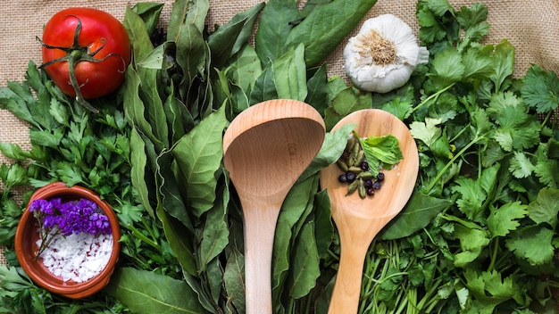 Foto gratuita composizione moderna cucina con ingredienti sani