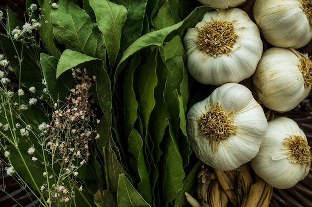 Foto gratuita composizione moderna cucina con ingredienti sani