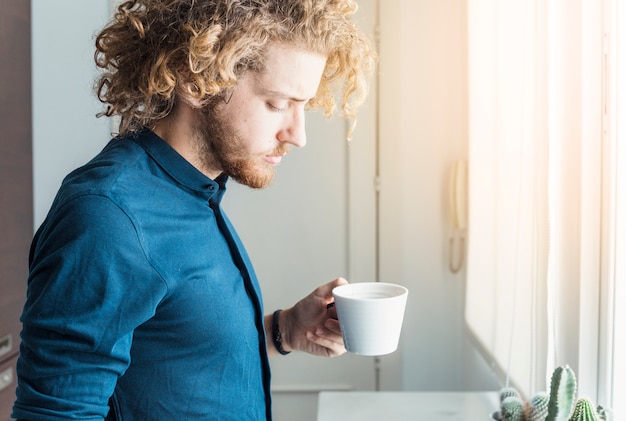 Foto gratuita uomo moderno che beve caffè