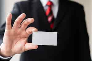 Бесплатное фото Современный мужчина держит пустую визитную карточку