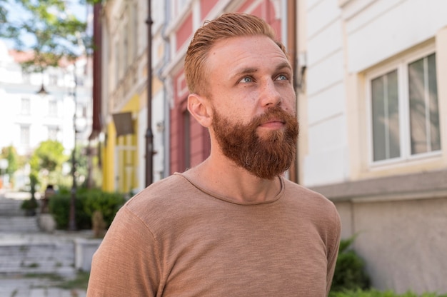 Free photo modern man looking up outdoors