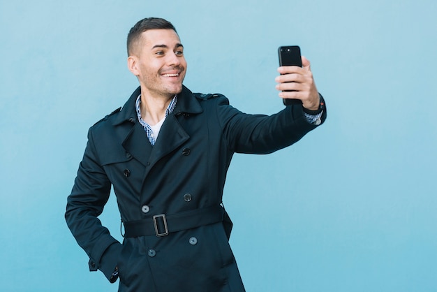 Foto gratuita uomo moderno prendendo selfie
