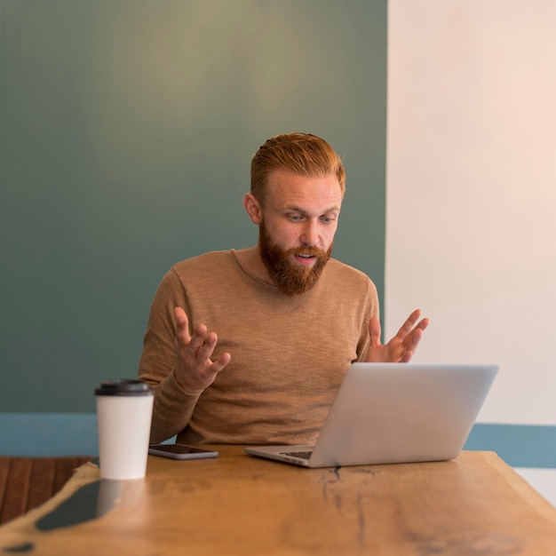 Free photo modern man not understanding a business problem