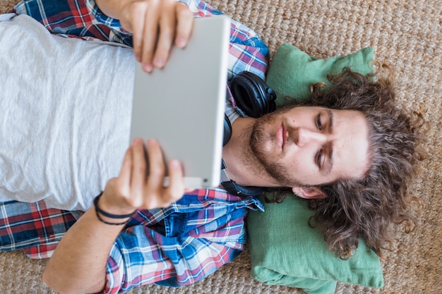 Foto gratuita uomo moderno con tablet a casa