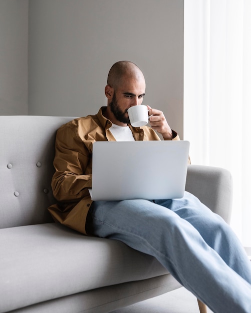 Uomo moderno che lavora al computer portatile