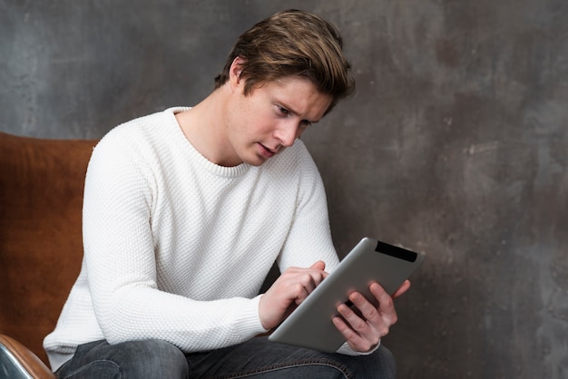 Free photo modern man working on tablet