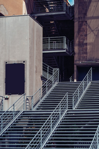 현대 금속 계단