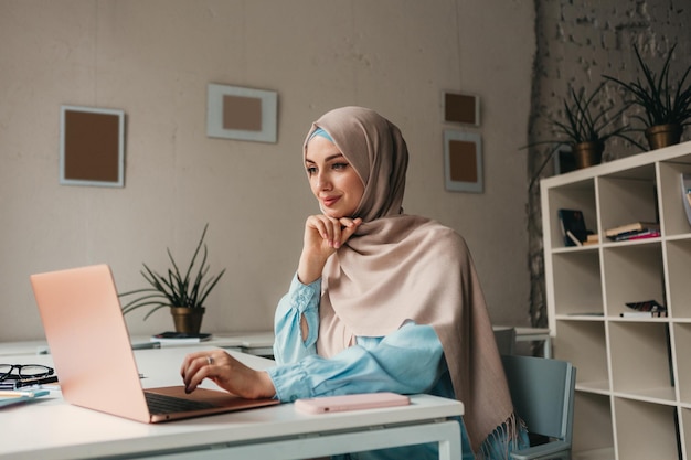 사무실에서 히잡을 쓴 현대 이슬람 여성