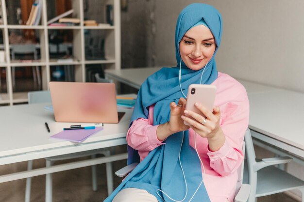 사무실에서 히잡을 쓴 현대 이슬람 여성