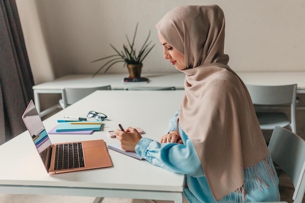 무료 사진 사무실에서 히잡을 쓴 현대 이슬람 여성