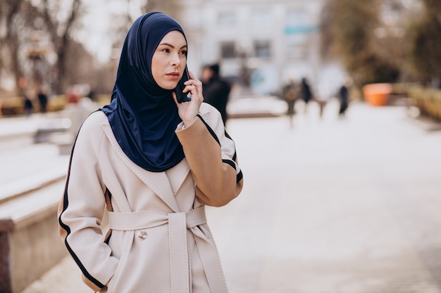 電話​で​話している​現代​の​イスラム​教徒​の​女性