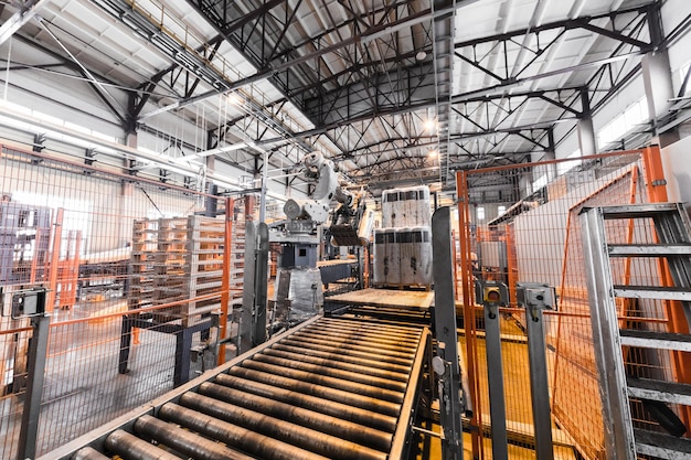 유리 섬유 중공업 기계 금속 가공 작업장 개념을 생산하는 현대적인 운영 공장 장비 조립 라인