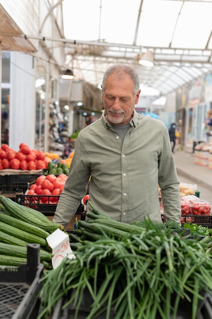 食料品の買い物をしている現代の年配の男性