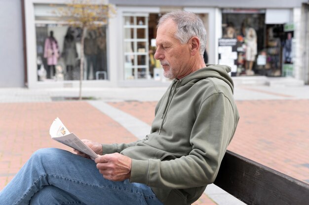 新聞を読んでいる現代の年配の男性