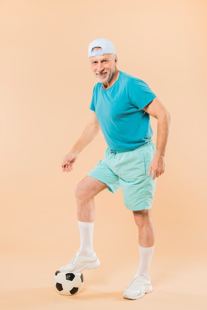 Uomo anziano moderno con il calcio