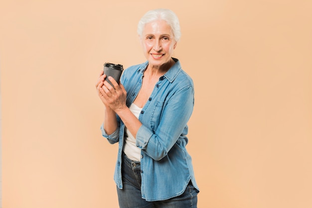 Бесплатное фото Современная старшая женщина с чашкой кофе