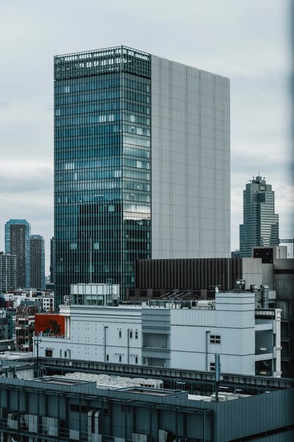 Современные небоскребы в деловом районе японии