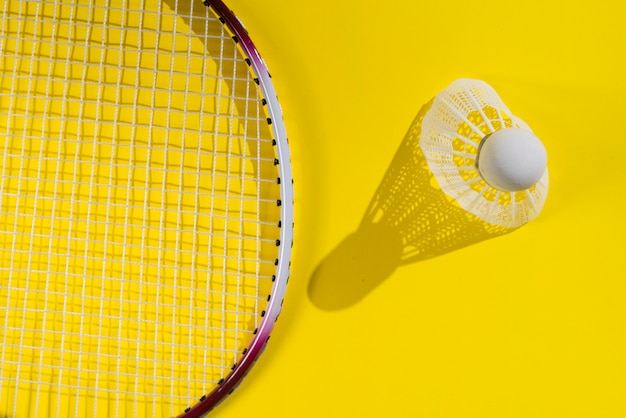 Foto gratuita composizione sportiva moderna con elementi di badminton